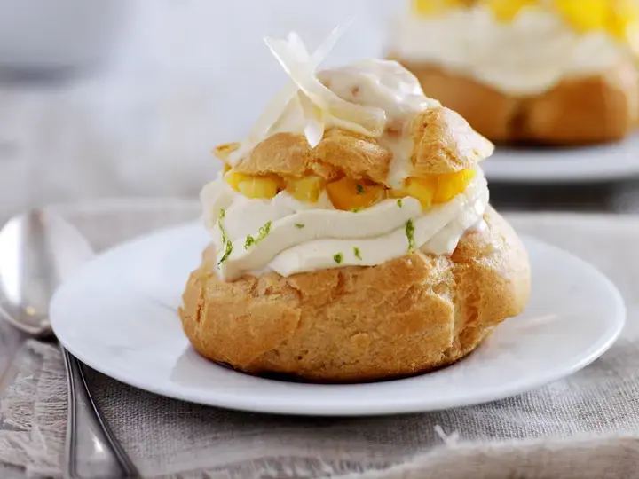 Choux au chocolat blanc citron vert, ananas et mangue