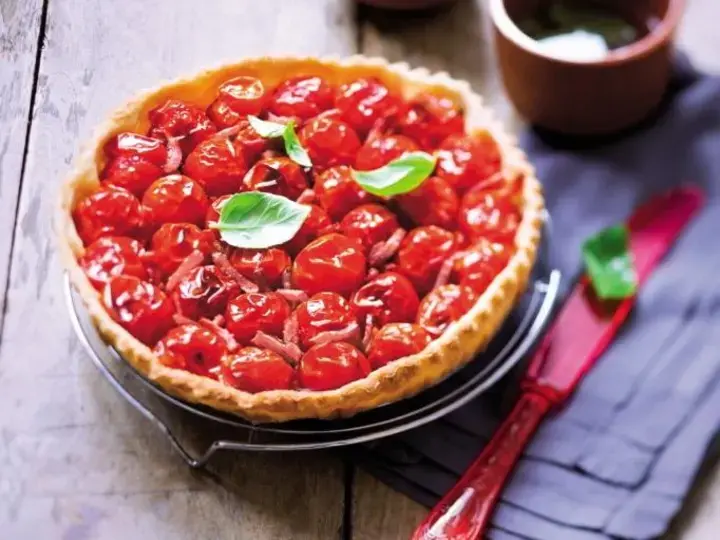 Tarte aux tomates cerises et compotée d'oignons