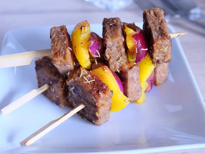 Brochettes de steak végétal au poivron et romarin Actifry