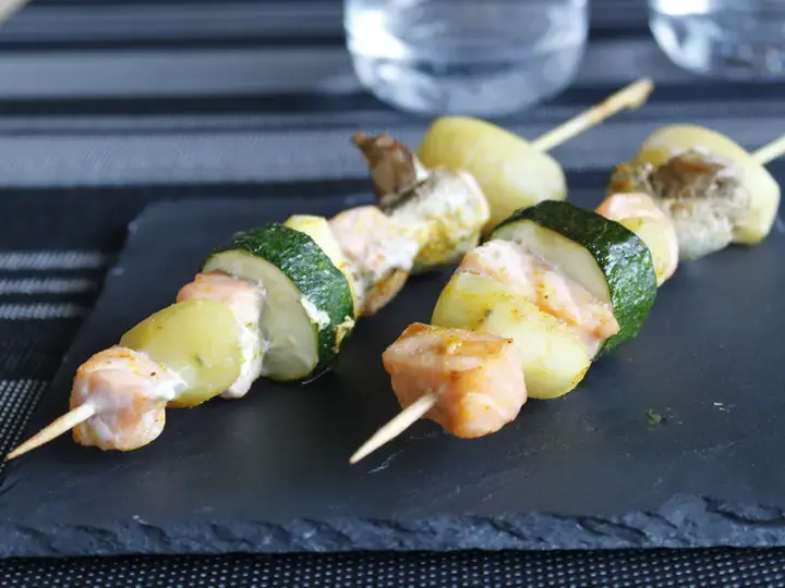 Brochettes de pommes de terre grenaille et saumon