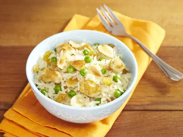Riz au poulet rissolé et aux fruits secs
