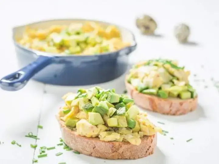 Avocat toast aux oeufs brouillés et oignons rouges