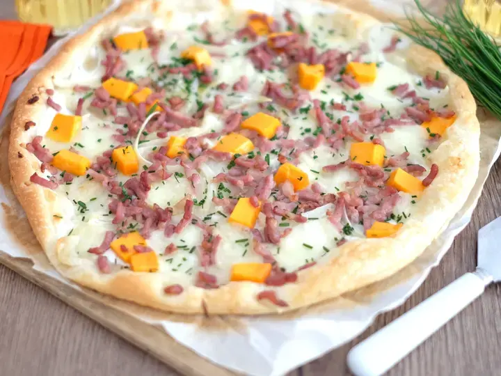 Tarte fine aux lardons et deux fromages