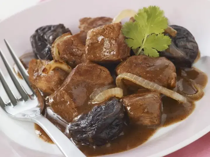 Sauté d'agneau aux pruneaux et amandes façon tajine