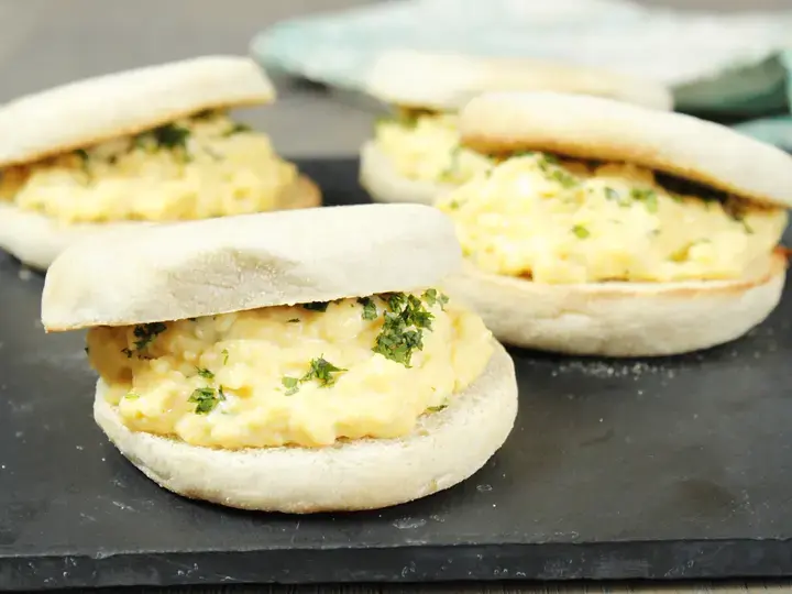 Muffins aux oeufs brouillés et fines herbes