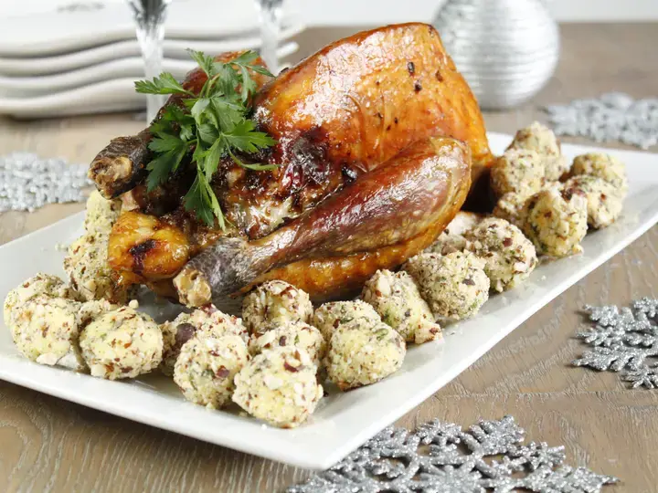 Pintade farcie aux fruits secs, pommes dauphines et noisettes