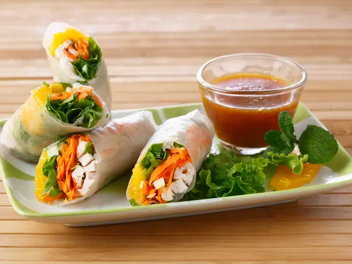 Rouleaux de printemps betterave, mâche crevettes