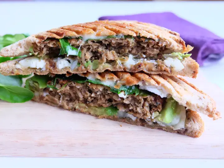 Croque végétarien chèvre, épinards, avocat et mozzarella