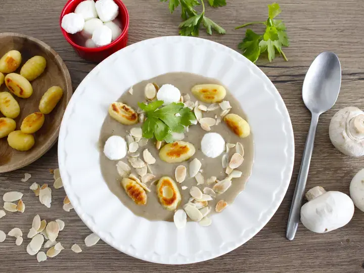Velouté de champignons gnocchis et chèvre frais