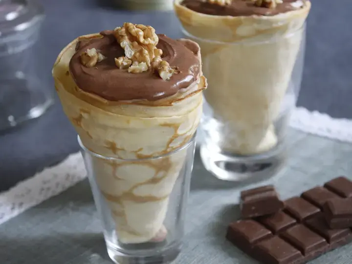Cornets de crêpes chantilly au chocolat, poires et noix