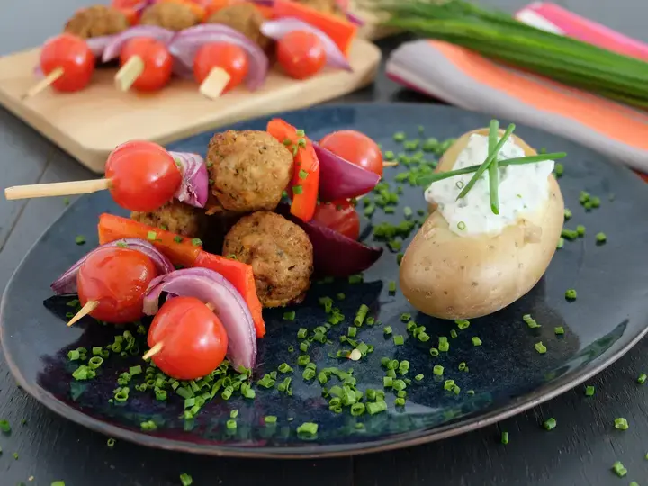 Brochettes estivales vegetariennes et pommes de terre au fromage blanc ciboulette