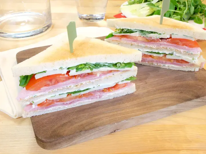 Club sandwich, jambon, tomate, fromage de brebis