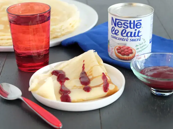Crêpes au lait concentré et coulis de fruits rouges