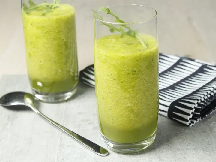 Soupe froide concombre poivron jaune roquette