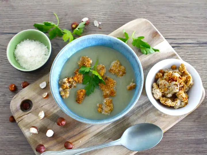 Velouté de poireaux pommes de terre et crumble noisettes parmesan