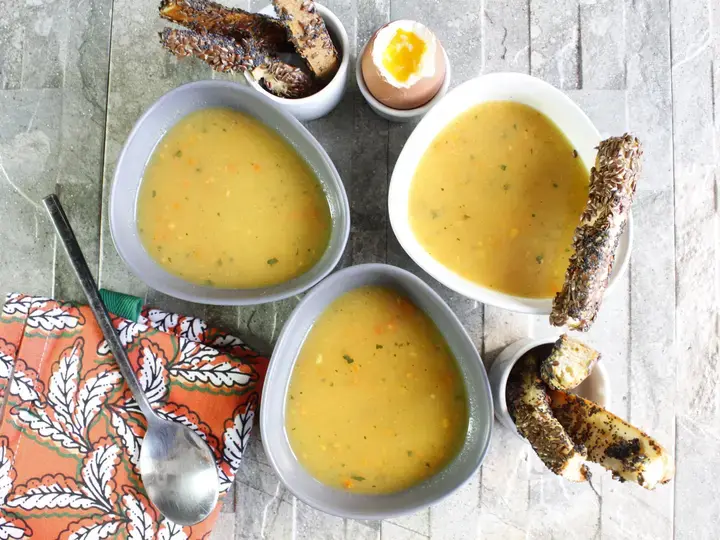 Soupe de légumes, oeufs coque et mouillettes