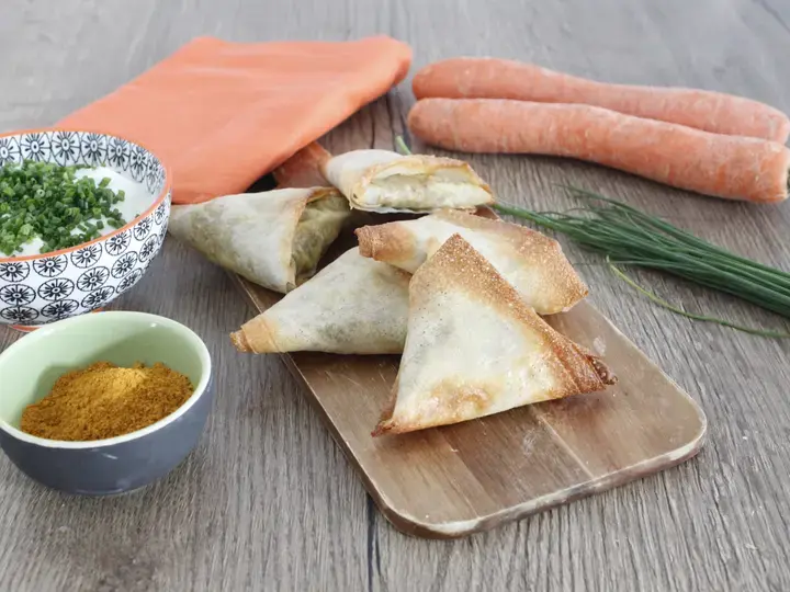 Samossas végétariens aux lentilles carottes sauce fromage blanc