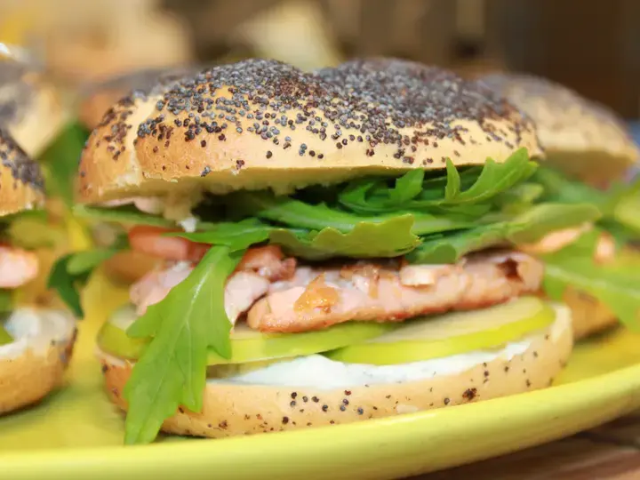 Burger saumon grillé pomme fromage frais à l'aneth