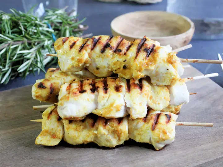 Brochettes de poulet curry, ail et gingembre