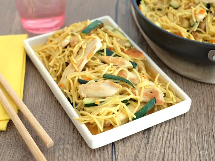 Nouilles poelées à l'asiatique au poulet et courgette
