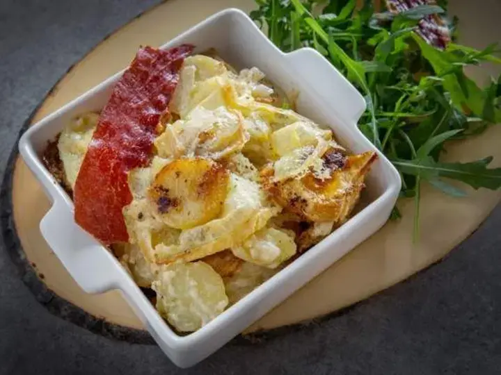 Gratin de pommes de terre au Reblochon et chips de jambon cru