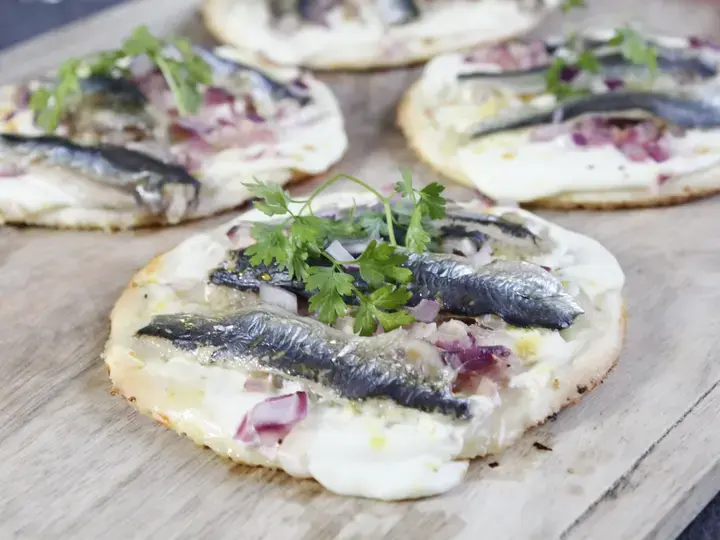 Pizzetas sardines, oignons