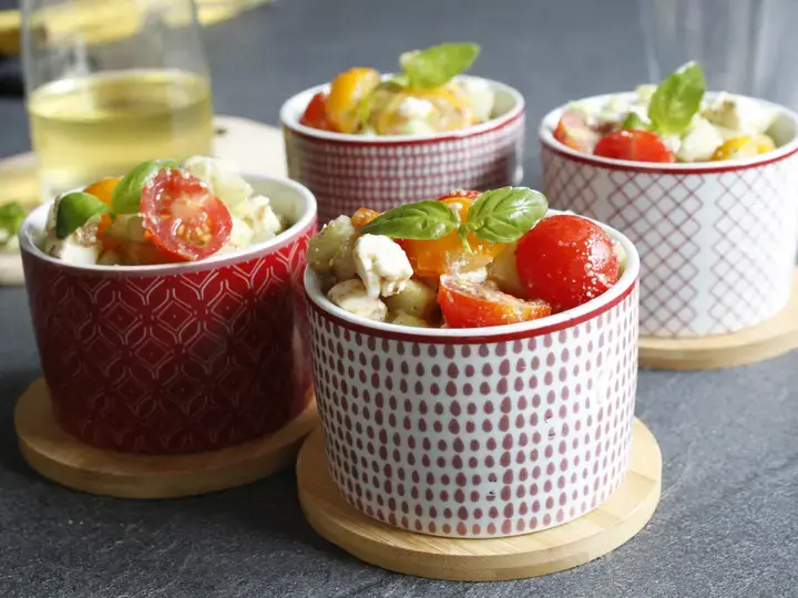 Salade feta, concombre et duo de tomates aux olives