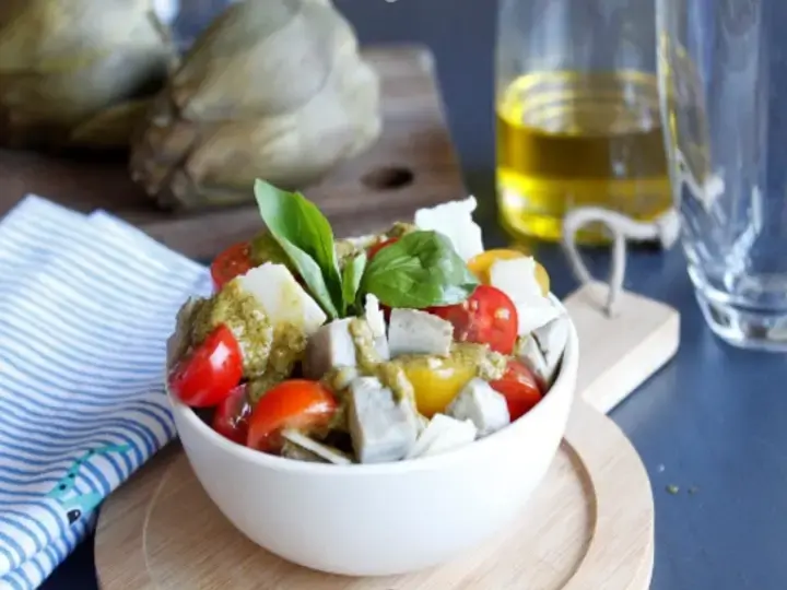 Salade d'artichauts, tomates, basilic et parmesan
