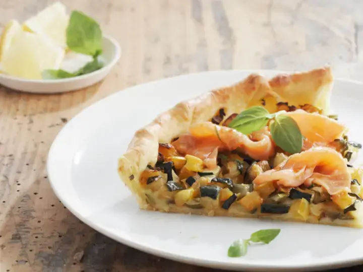 Tarte au saumon mariné et petits légumes poêlés à l'Arome
