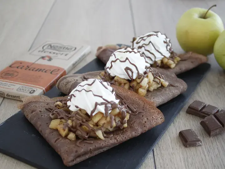 Crêpes compotée pomme Chocolat caramel et chantilly