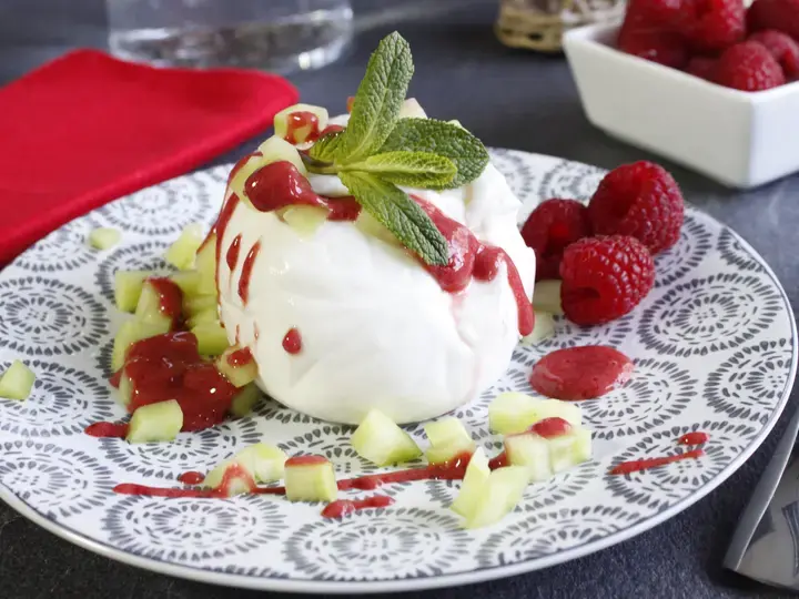 Burrata aux dés de concombre et coulis de framboises à l'Arome
