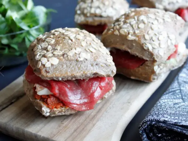 Sandwich au boeuf, tomates séchées, feta et crème de vinaigre balsamique