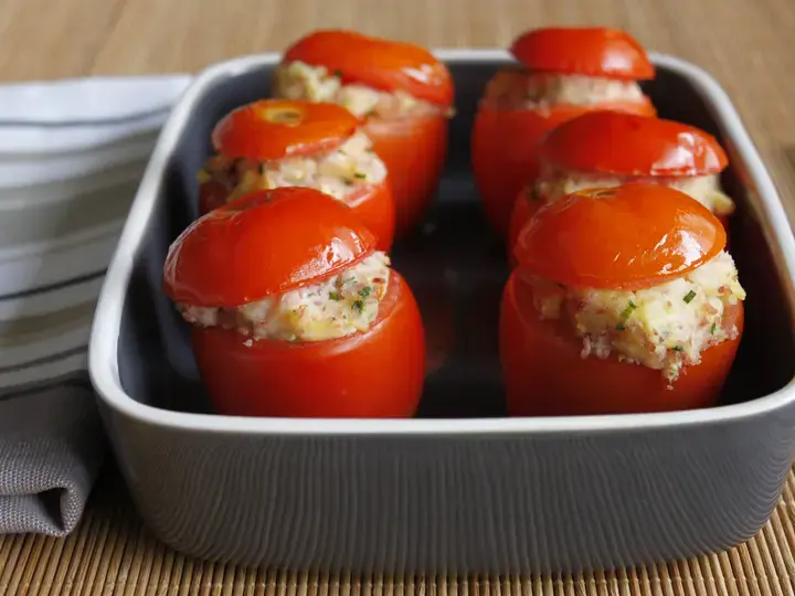 Tomates farcies au jambon, pommes de terre et ciboulette