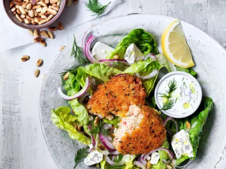 Salade à la feta et pavés gourmands courgettes et fromages