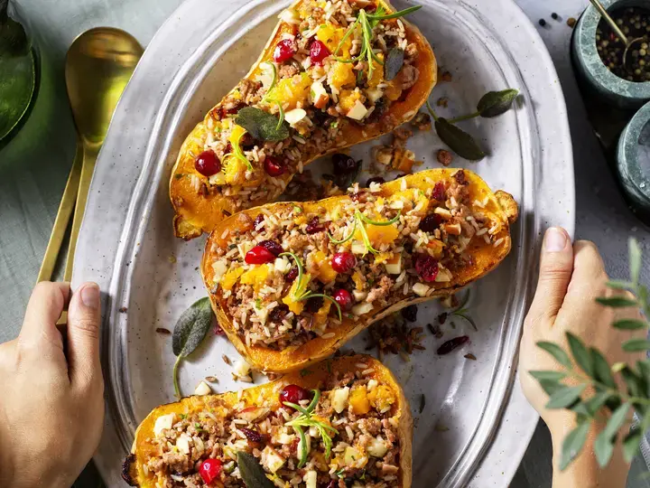 Potiron Butternut Farci avec Émincé Vegan (mains)