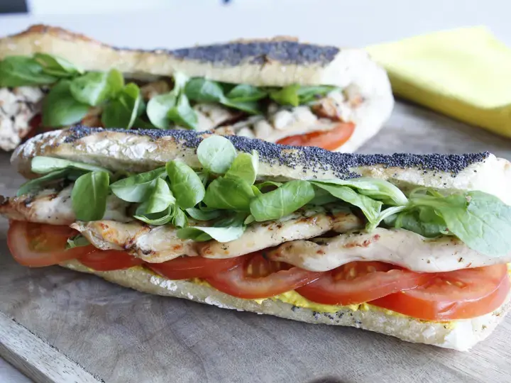 Sandwich tomate poulet sauce fromage blanc curry