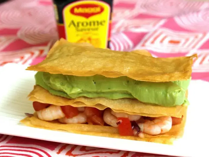 Millefeuille d'avocat oignon et crevettes