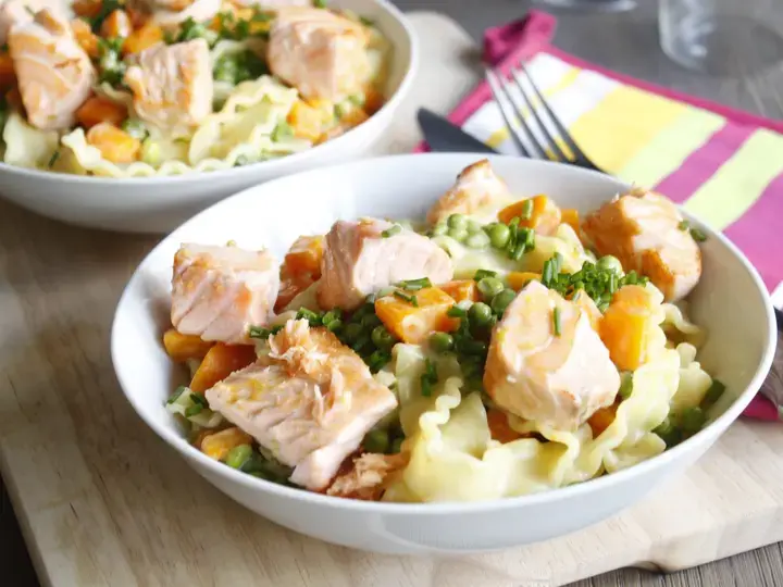 Tagliatelles au saumon, crème ciboulette et petits légumes