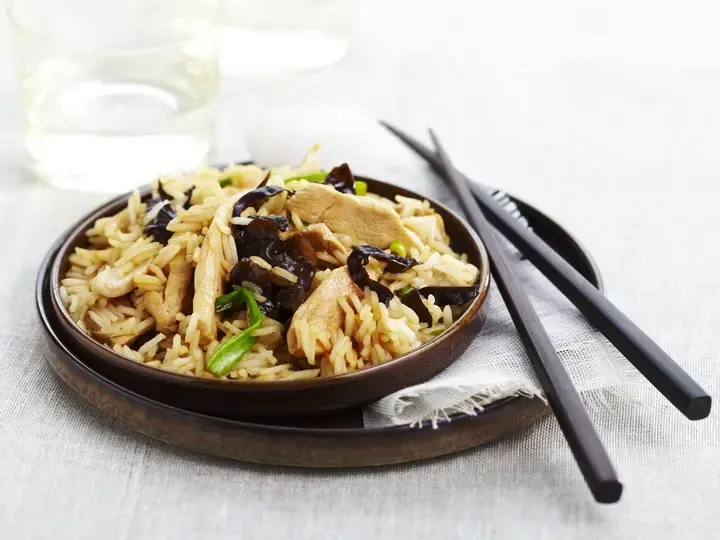 Wok de riz au poulet et aux champignons noirs