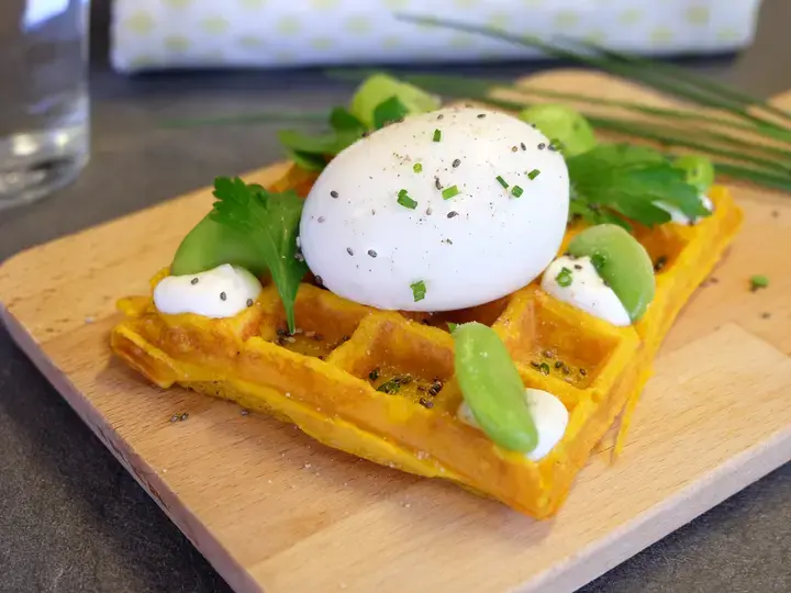 Gaufres à la carotte, œuf mollet et fèves vertes