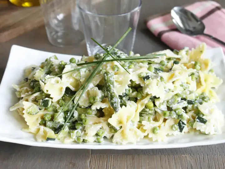 Farfalle aux petits légumes verts