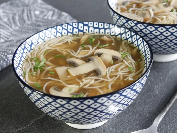 Soupe de vermicelles de riz aux champignons et au gingembre