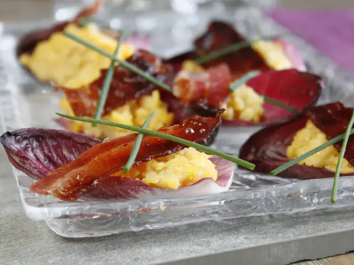 Salade croquante aux oeufs brouillés et poitrine