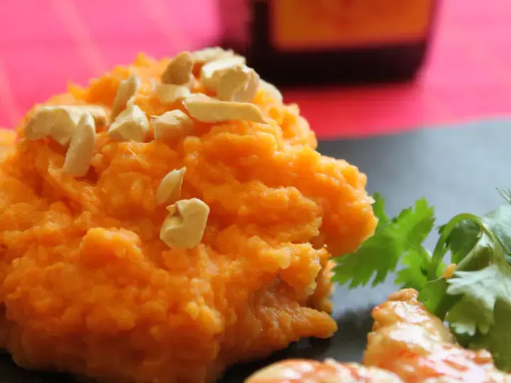 Cassolette de purée de patate douce au lait de coco, brochettes de crevettes citron vert et noix de cajou