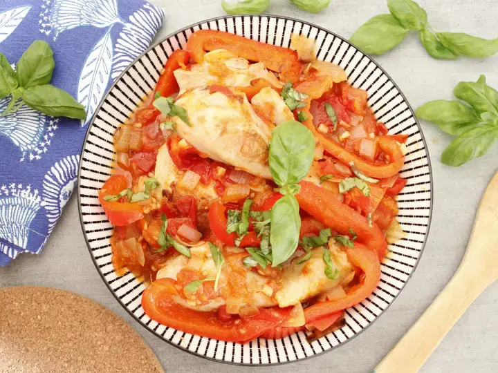 Poulet sauté à la tomate et au basilic
