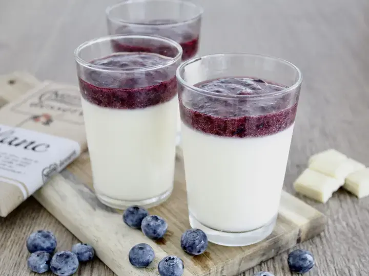 Panna Cotta au chocolat blanc et coulis de myrtille