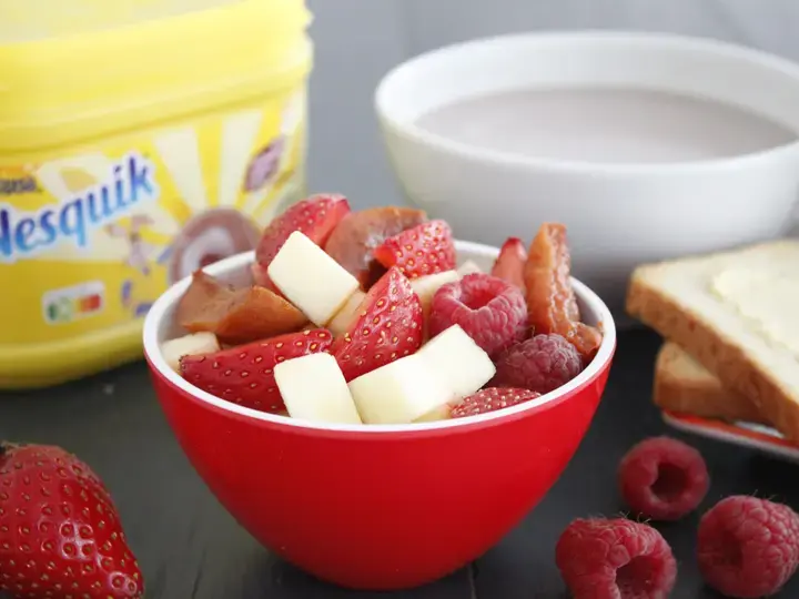Salade de fruits estivale, biscottes et bol de Nesquik
