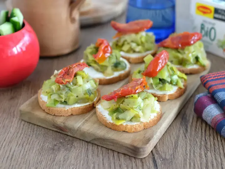 Toasts poireaux fromage frais et tomates confites