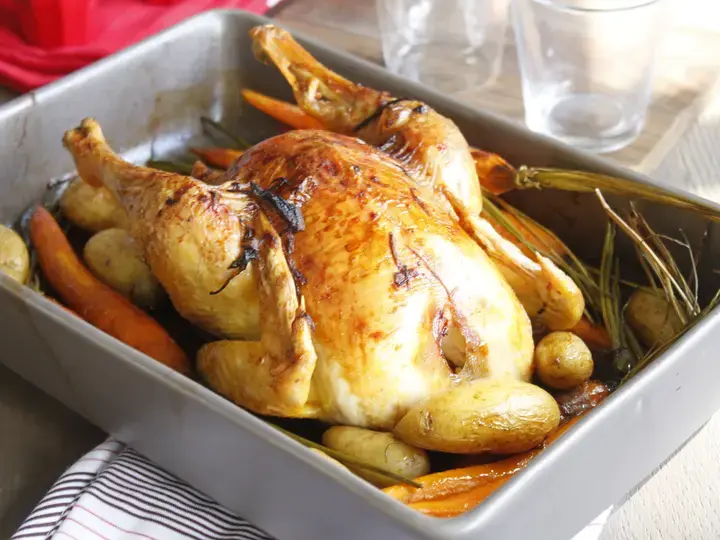 Poulet rôti, carottes fanes et petites rattes