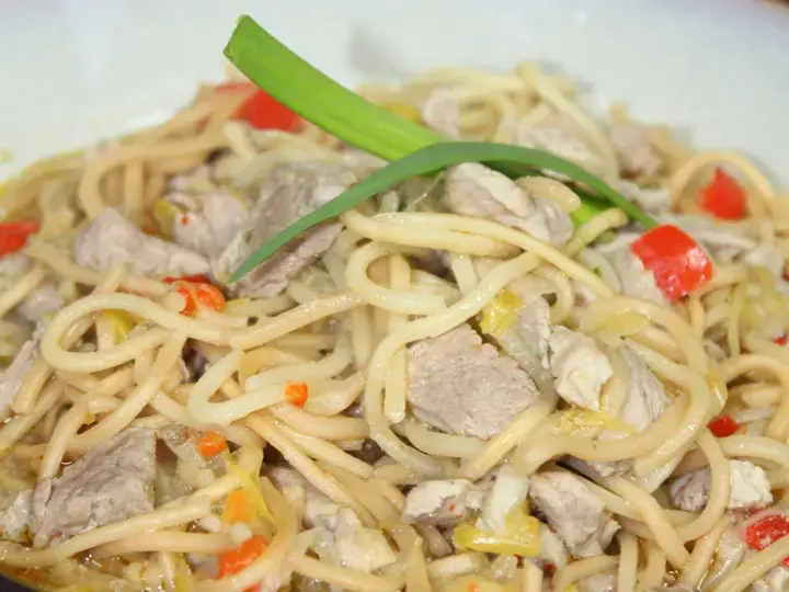 Bouillon de nouilles et porc aux épices